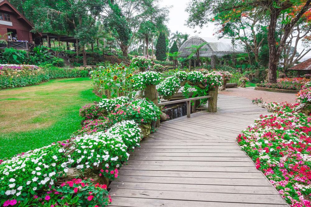 Những khu vườn ngập tràn sắc hoa khiến người ngắm như lạc vào xứ thần tiên