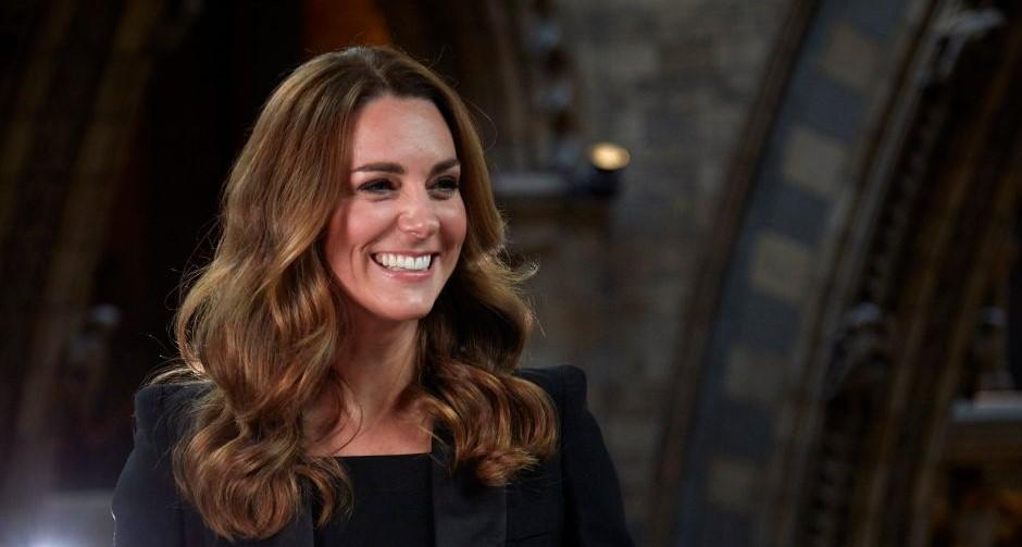 Kate Middleton khác biệt khi xuất hiện trong bộ suit lịch lãm