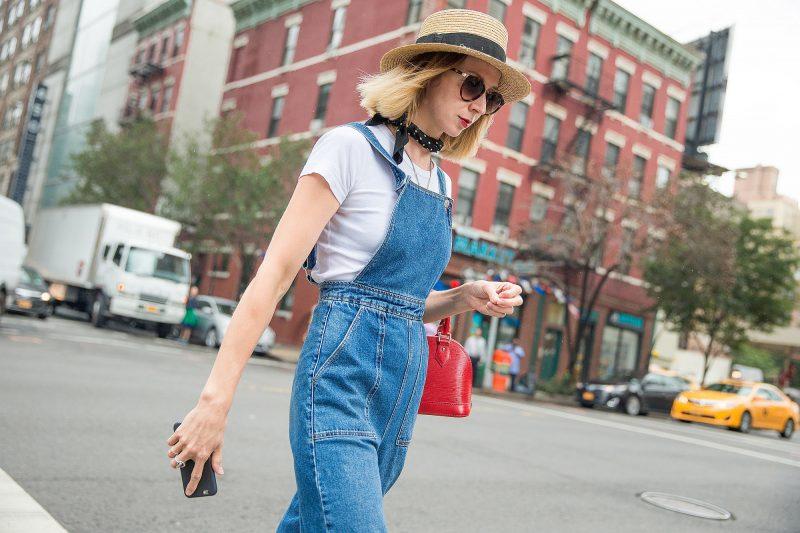 5 cách phối đồ với quần yếm jeans để trở nên năng động hơn