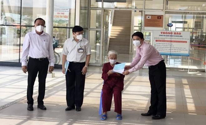 Cụ bà 100 tuổi chiến thắng Covid-19 một cách thần kỳ