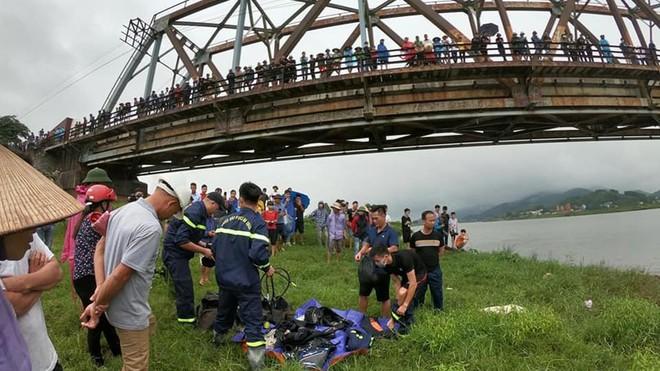 Nam tài xể nhảy xuống sống cứu cô gái gặp nạn, cả hai tử vong