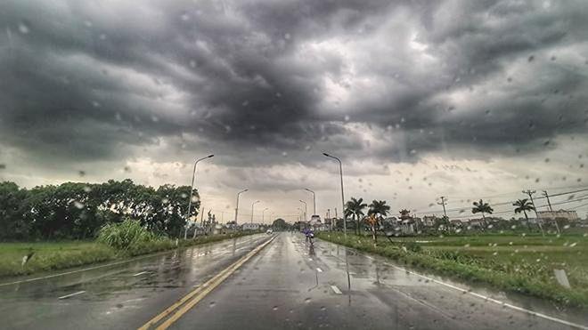 Dự báo thời tiết ngày 2/10: Mưa dông phủ khắp 3 miền