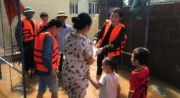 Hoa hậu Mỹ Linh lội nước đến thăm bà mẹ mất hai con nhỏ trên đường chạy lũ