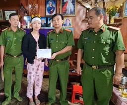 Công an trả lại 100 triệu đồng bị chiếm đoạt cho vợ nạn nhân thủy điện Rào Trăng 3