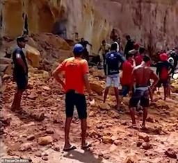 Người mẹ lấy thân mình che cho con khi vách đá đổ xuống