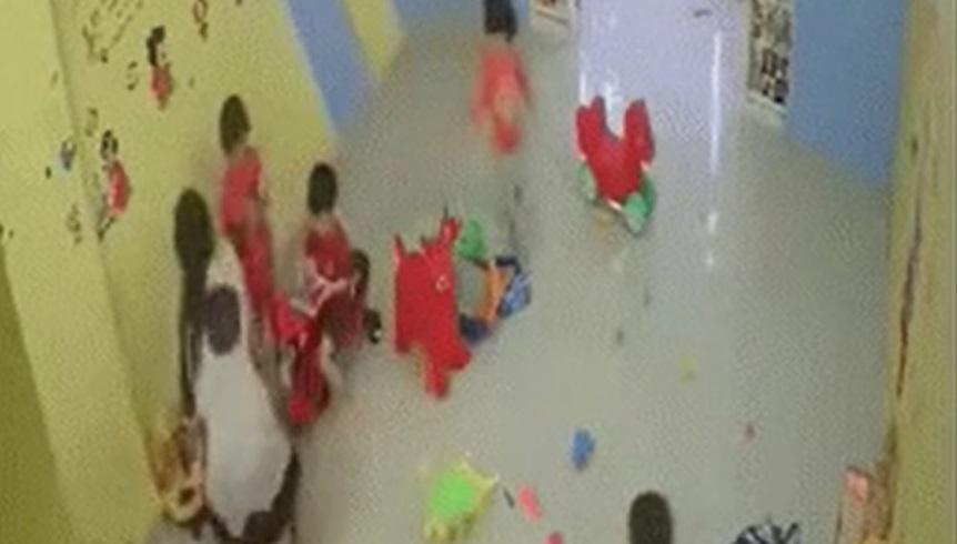 Clip hiệu trưởng đánh học sinh mầm non túi bụi vì vẽ lên tường khiến ai cũng phẫn nộ