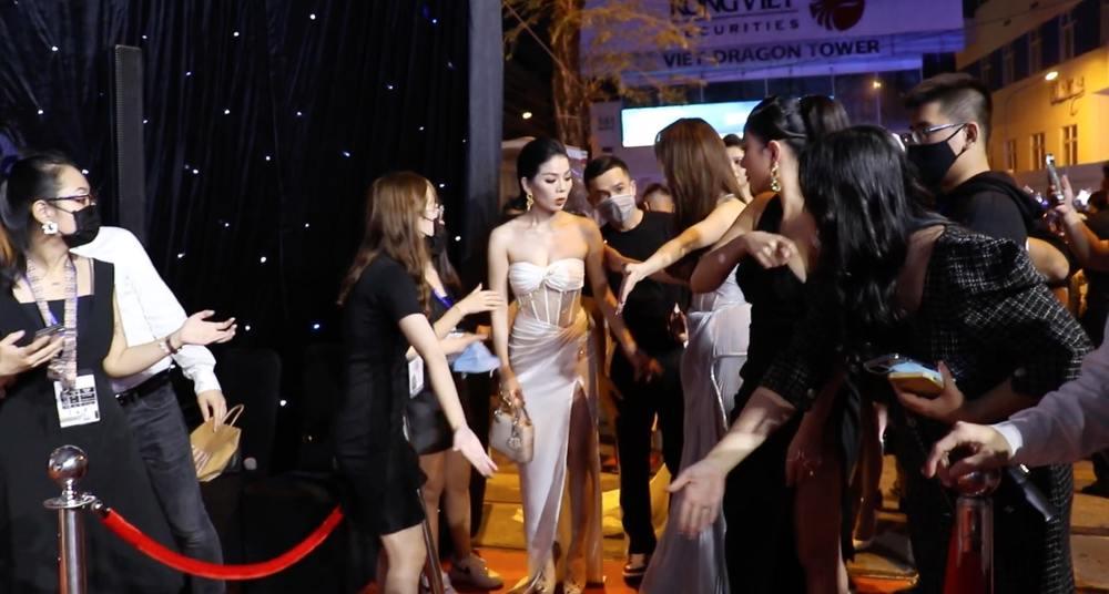 Nhã Phương lễ phép cúi người chào Lệ Quyên, dù đến sớm hơn vẫn nhường đàn chị đi trước