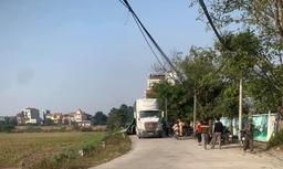 Hà Nội: 2 chị em ruột tử vong bị xe container lùi trúng trên đường đi học