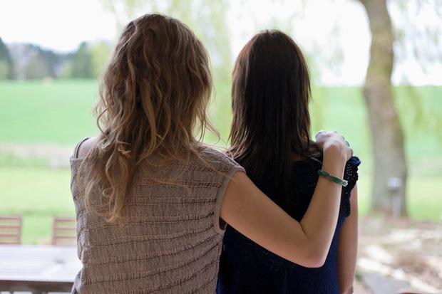 Con gái 14 tuổi tự dưng mang bầu khi mẹ bận chăm em ở viện