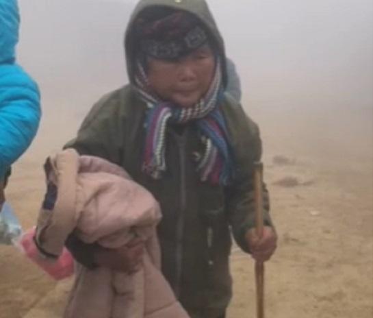 Cụ bà run cầm cập vì rét tay ôm chặt chiếc áo được tặng khiến nhiều người nghẹn ngào