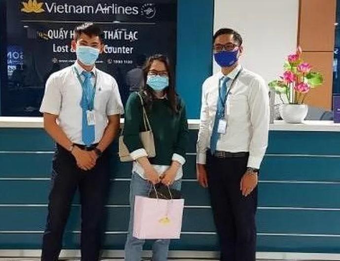 Tiếp viên Vietnam Airlines nhặt được chiếc nhẫn kim cương của khách và trả lại