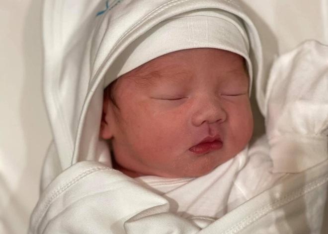 Vợ chồng Phan Đinh Tùng đón con thứ hai