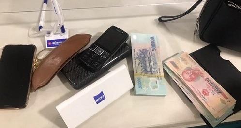 Tiếp viên hàng không trả lại túi xách có 130 triệu để quên trên máy bay