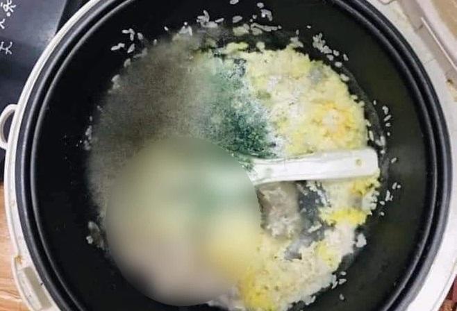 Quên cất đồ ăn khi về quê ăn tết: Té xỉu vì cảnh tượng khi trở về