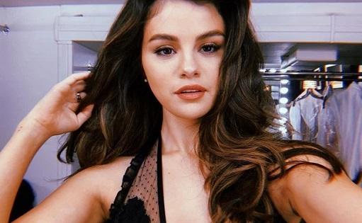 Dù chụp bằng camera thường trong hậu trường nhưng vẻ đẹp của Selena Gomez vẫn khiến dân tình phát cuồng