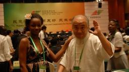 Cuộc hôn nhân xuyên biên giới của chàng hoạ sĩ già chi 143 tỷ đồng cưới "nàng thơ" châu Phi kém 21 tuổi