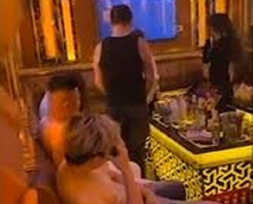 Chị chồng lái Mercedes đi dẹp loạn tiểu tam hộ em dâu mà không cần đụng tay