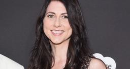 Vợ cũ Jeff Bezos cho đi hết tài sản sau khi tái hôn với thầy giáo của con