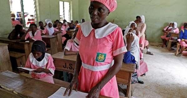 Người phụ nữ 50 tuổi học tiểu học với hy vọng biết chữ sẽ giúp công việc kinh doanh phát triển