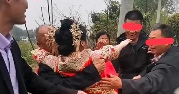 Tập tục bố chú rể bế cô dâu từ xe hoa vào nhà khiến dư luận xôn xao