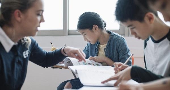 Bộ Giáo dục Trung Quốc đề xuất cấm giáo viên và học sinh yêu nhau