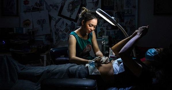 Nhờ khả năng xăm hình độc đáo, nữ thợ xăm sẹo ở Hà Nội được lên báo nước ngoài