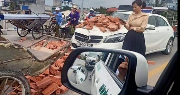 Sau va chạm với xe ba gác chở gạch, nữ tài xế Mercedes đã có hành động đẹp khiến ai cũng ngưỡng mộ