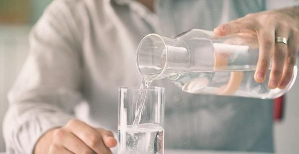 Vì sao không nên uống nước trước khi đi ngủ?