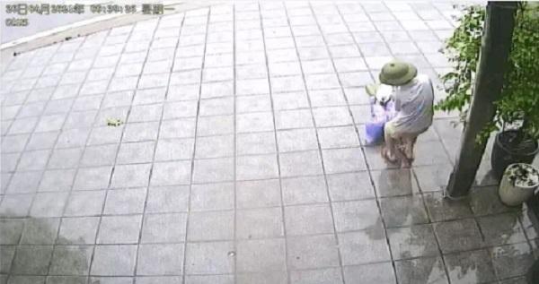 Giữa trời mưa gió, người đàn ông đang bất tỉnh bị một người đàn ông khác kéo lê rồi "vứt" lên vỉa hè mặc sống chết
