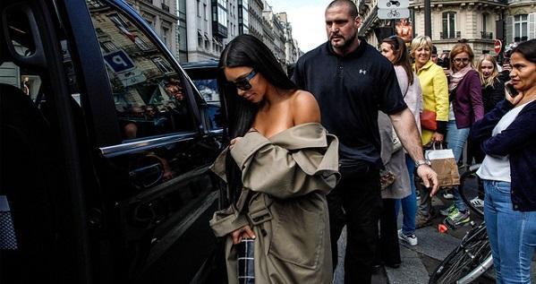 Ngôi sao truyền hình thực tế Kim Kardashian vướng vào vụ buôn lậu đồ cổ