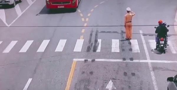 Xúc động video chiến sĩ CSGT Bắc Giang đứng nghiêm chào đoàn chi viện chống dịch từ Quảng Ninh