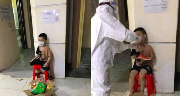 Mới 6 tuổi, bé trai đi nhận kết quả dương tính Covid-19 1 mình: Ngơ ngác, ngồi nép vào cánh cửa