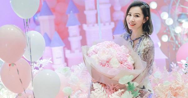 Diễn viên Hong Kong Xa Thi Mạn được tặng 528 bông hồng