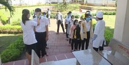 Hải Phòng: Thí sinh lớp 10 diện F1 mặc đồ bảo hộ đi thi, khử khuẩn bài thi