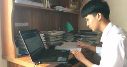 Thí sinh Hà Nội làm thủ tục dự thi lớp 10 trực tuyến