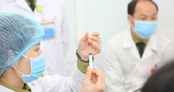 Nên làm gì sau khi tiêm vắc xin Covid-19 để giảm tác dụng phụ?