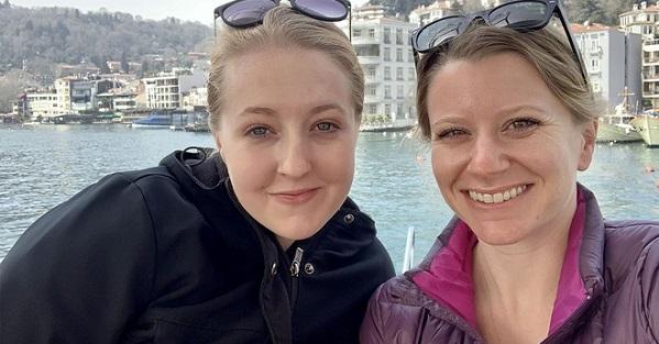 Sau khi phát hiện yêu chung một người, hai cô gái trở thành bạn thân