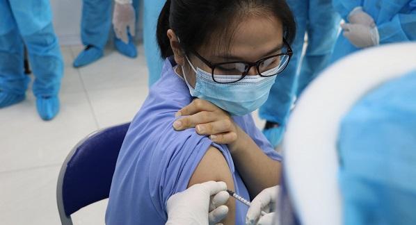 Những ai cần thận trọng, những ai không được tiêm vaccine Covid-19?