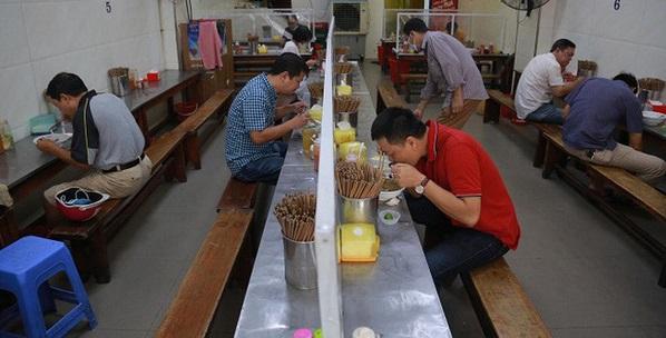 Hà Nội: Từ 0h ngày 22/6, sẽ được mở lại tiệm cắt tóc, cà phê, quán ăn trong nhà