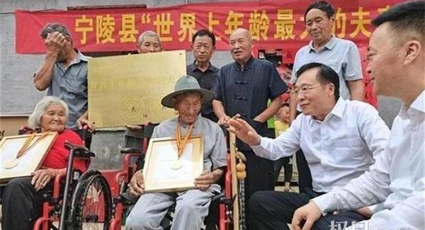 Bí quyết trăm tuổi của 2 vợ chồng thọ nhất thế giới: Ông ăn rau, bà ăn thịt