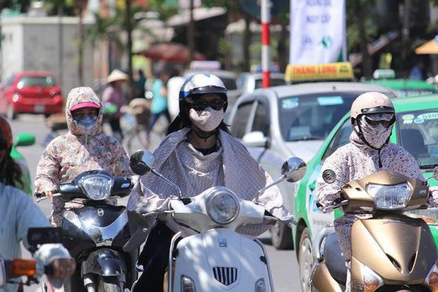 Hai ngày nắng nóng gay gắt ở miền Bắc và miền Trung