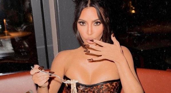 Kim Kardashian hóa búp bê Barbie sau thông tin tìm bạn trai qua app hẹn hò
