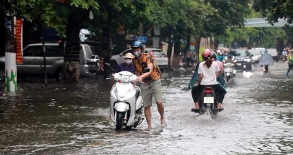 Hà Nội mưa lớn, do áp thấp nhiệt đới hướng vào vịnh Bắc Bộ