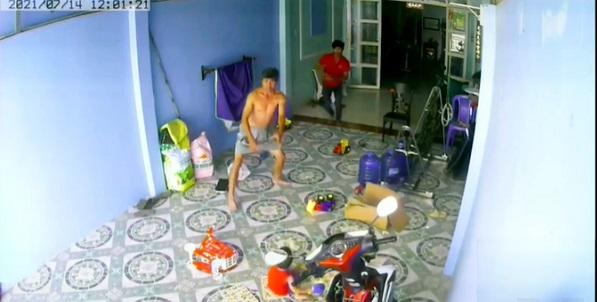 Đang ngồi chơi cùng cháu, ông nội vội vã gọi người bế cháu đi vì chuyện này