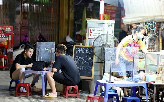 Hà Nội: Người bán nước vỉa hè, thợ cắt tóc sẽ được nhận tiền hỗ trợ