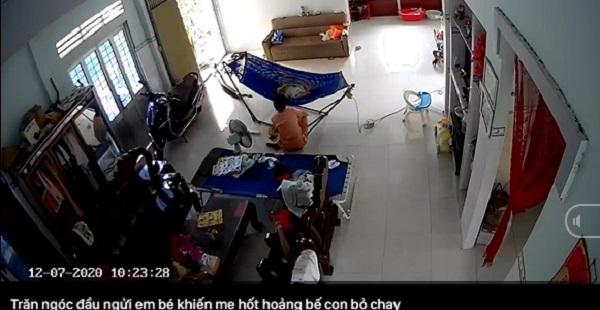 Con trăn ngóc đầu "ngửi ngửi" em bé đang nằm võng vì thu hút bởi mùi sữa mẹ?