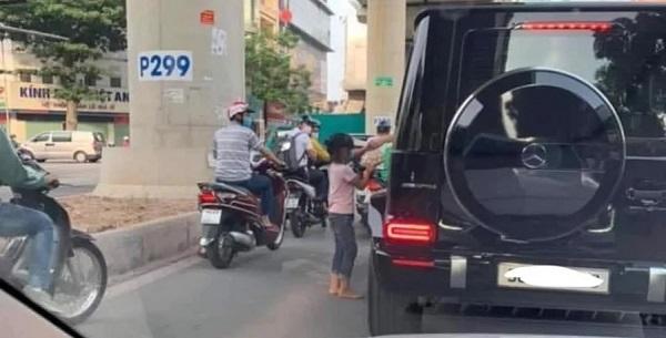 Hành động tử tế của người đàn ông đi xe xịn với bé gái bán trứng lề đường