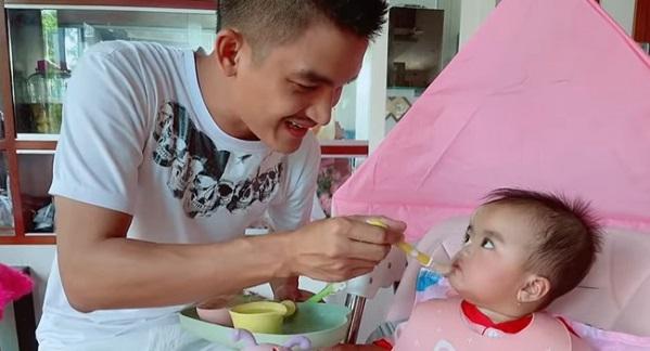 Biểu cảm của con gái Mạc Văn Khoa với bố khiến ai nhìn cũng bật cười