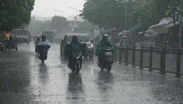 Khi đến Hoàng Sa, bão số 5 tăng sức gió giật từ 12 lên 13