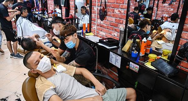 Từ 6h ngày 21/9, Hà Nội mở lại nhiều dịch vụ trong đó có cắt tóc, gội đầu, hàng ăn chỉ bán mang về